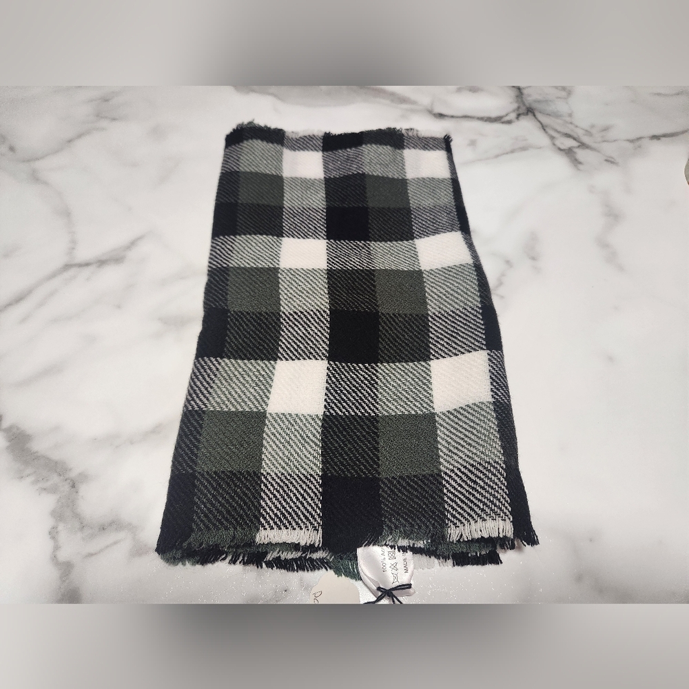 NEW Cute, Black,grey, & white plaid scarf
